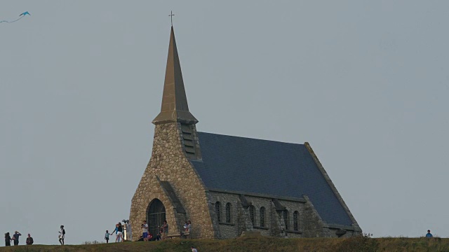 小镇上的小教堂叫埃特尔塔视频下载