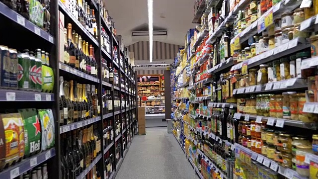 超市酒类食品区视频素材