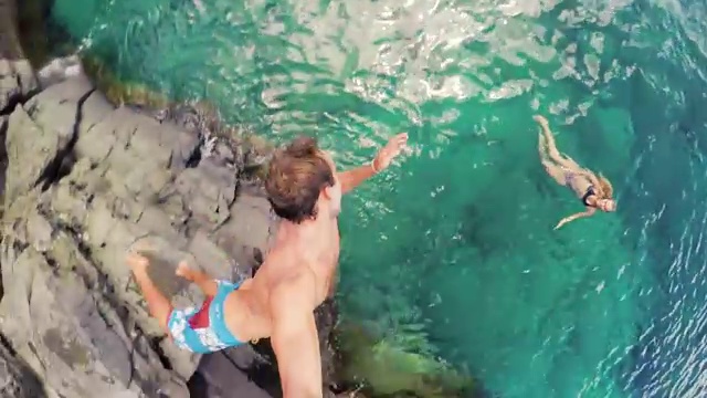 后空翻自拍杆慢动作GOPRO POV一名年轻人从夏威夷悬崖上跳入海里。视频素材