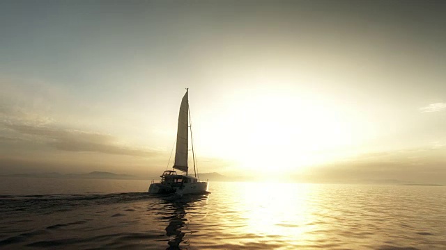逆日航行的游艇视频素材