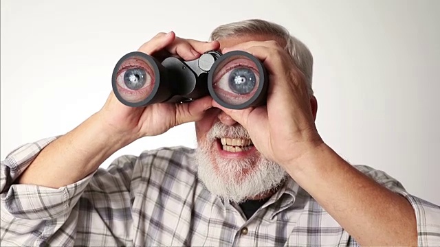 通过放大眼球的双筒望远镜看的高级成年人视频下载