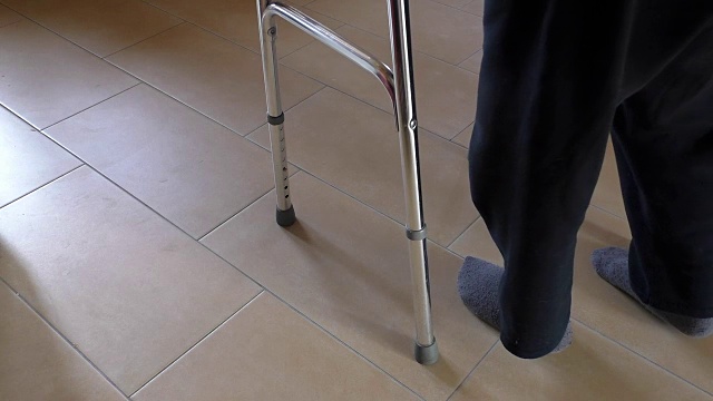 残疾人或有行走架的老人视频素材