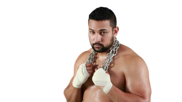 肌肉发达的男人戴着绷带，拿着锁链视频下载