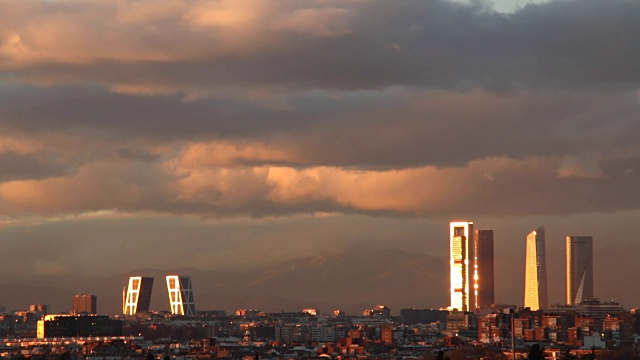 马德里的日落，太阳在摩天大楼中反射的时间流逝视频素材