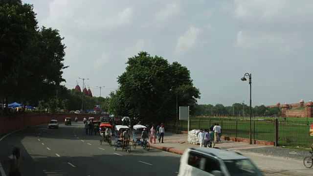 在印度德里红堡外的道路交通的延时拍摄视频素材