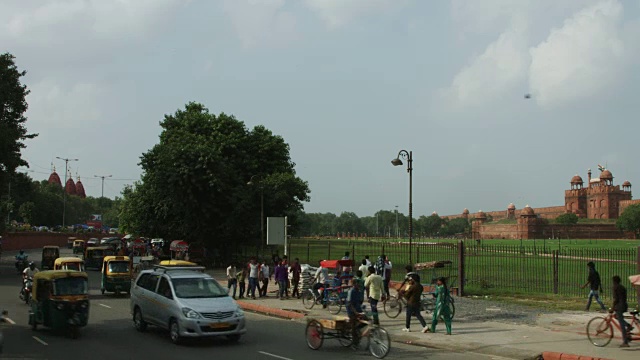印度德里红堡外公路上的交通锁定镜头视频素材