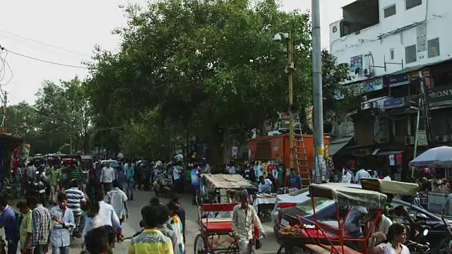 时间流逝拍摄的交通在道路上的一个城市，德里，印度视频素材