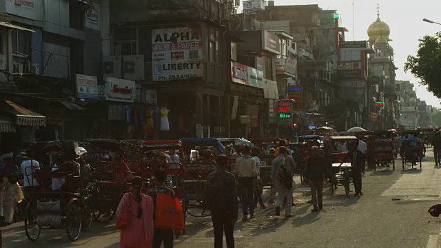 时间流逝拍摄的交通在道路上的一个城市，德里，印度视频素材