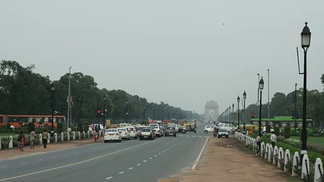 时间流逝拍摄的交通在城市道路，印度门，新德里，印度视频素材