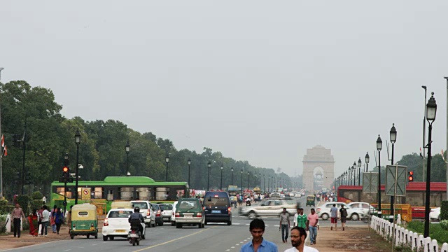 锁定拍摄的交通在城市道路，印度门，新德里，印度视频素材