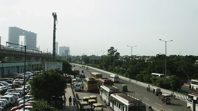 时间流逝拍摄的交通移动在城市街道，德里，印度视频素材