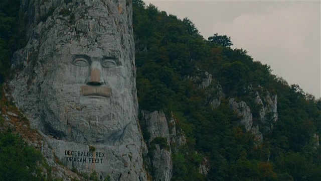 多瑙河边的迪巴勒斯(decbalus)国王石像视频素材