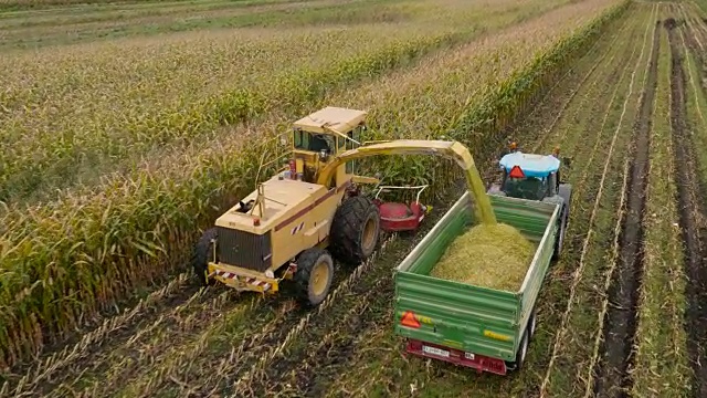 4K天线:Top Passing Corn machines视频素材