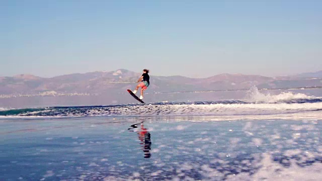 男子滑水戏法视频素材