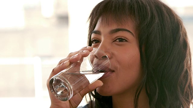 喝水的女人视频素材
