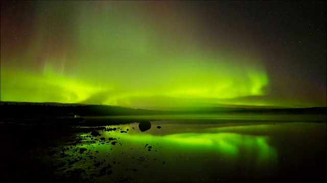 北极光在湖面上翻滚视频素材
