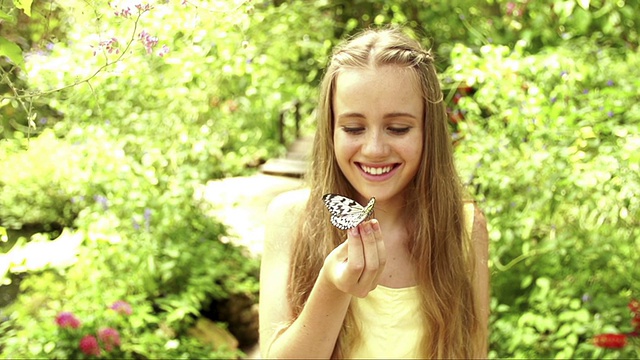 女孩手指上的蝴蝶视频素材