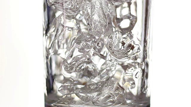 将可乐与冰和气泡倒入玻璃杯中，与白色隔离视频下载