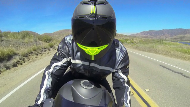 POV男人骑摩托车视频下载