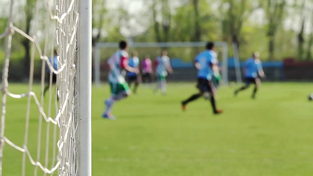 足球运动员在足球场上跑来跑去视频素材