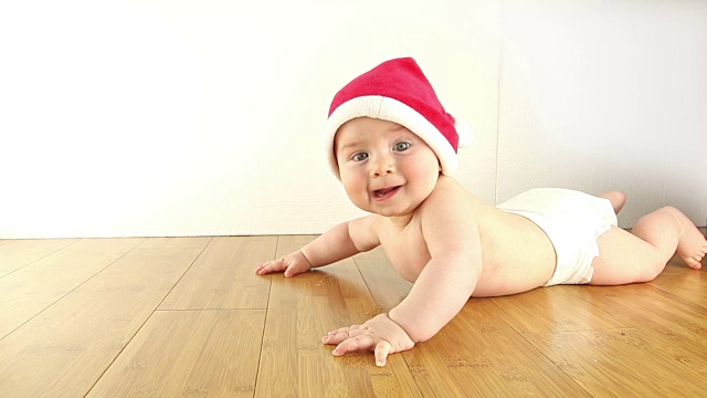 圣诞老人宝宝在木地板上视频下载