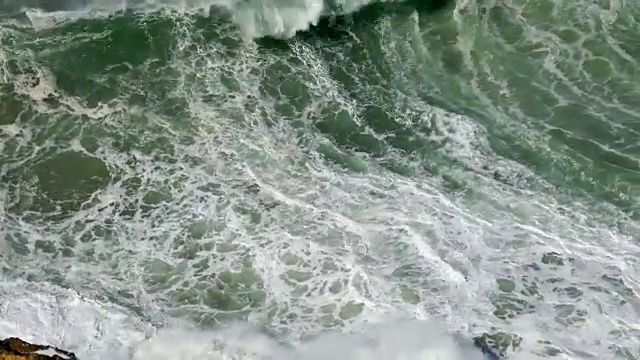 汹涌的海浪拍打着海岸视频下载