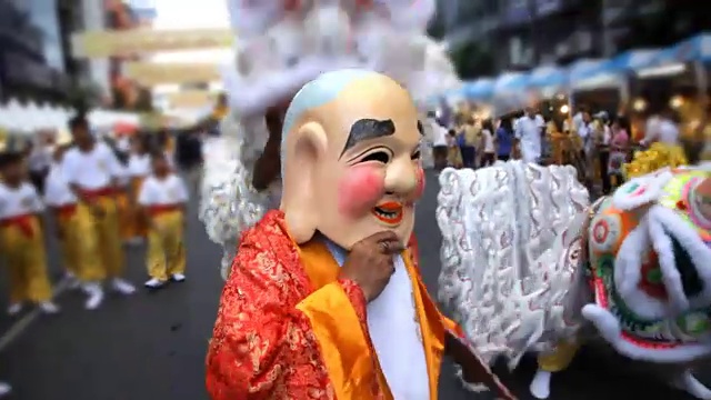 中国神在游行中表演视频素材