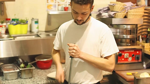 厨师磨刀视频素材