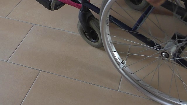 医院里坐轮椅的女人视频素材