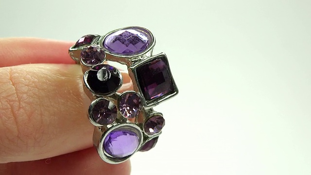 手指上戴着紫色水晶珠宝戒指视频素材