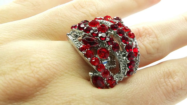 戴在手指上的红宝石珠宝戒指视频下载