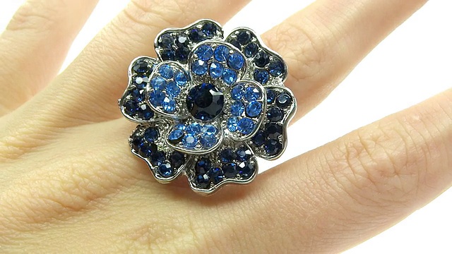 戴在手指上的蓝宝石珠宝戒指视频素材