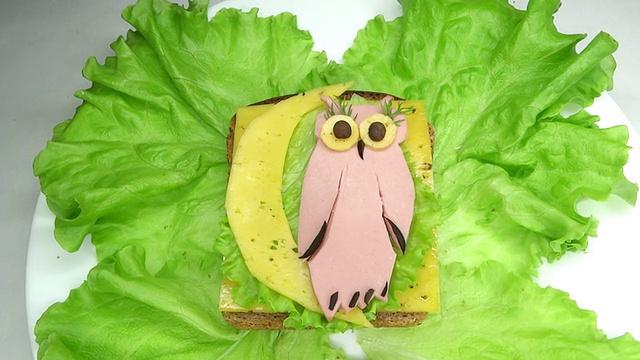 创造性的奶酪三明治和salame猫头鹰形状视频素材