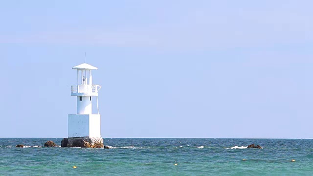 大海中的灯塔，蓝天视频素材