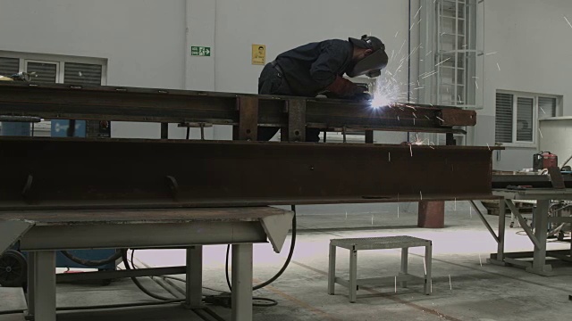 产业工人焊接视频下载