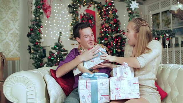 一对甜蜜的夫妇，拿着圣诞礼物视频素材
