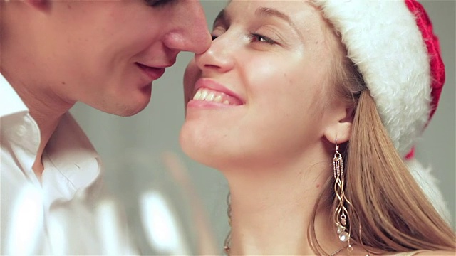 圣诞节戴眼镜的漂亮夫妇视频素材