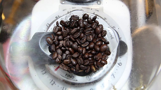 特写咖啡师使用磨碎的咖啡制作浓缩咖啡，高清视频下载