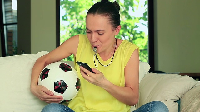 年轻的女足球迷在电话里尖叫视频素材