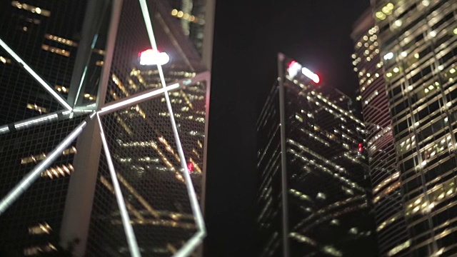 晚上在香港商业区仰望摩天大楼的神奇镜头视频下载