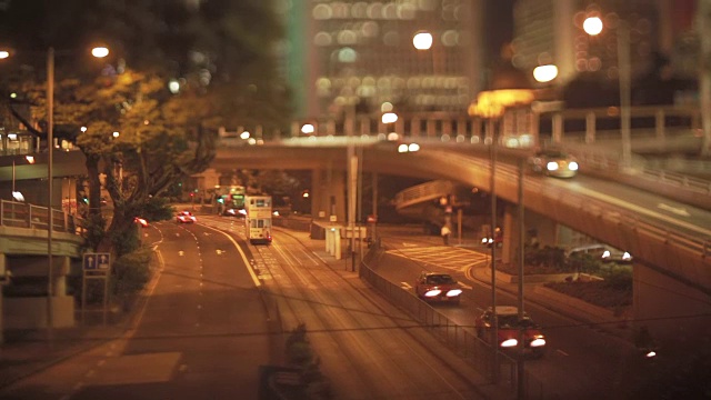 神奇的倾斜镜头拍摄香港夜间的交通视频下载