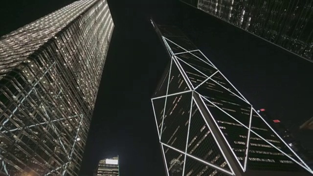 香港，夜间镜头旋转，看到高楼大厦视频下载