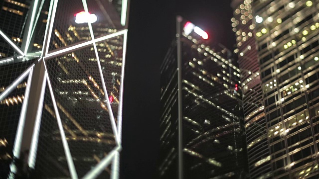 倾斜镜头拍摄于香港夜晚灯火通明的办公室视频下载