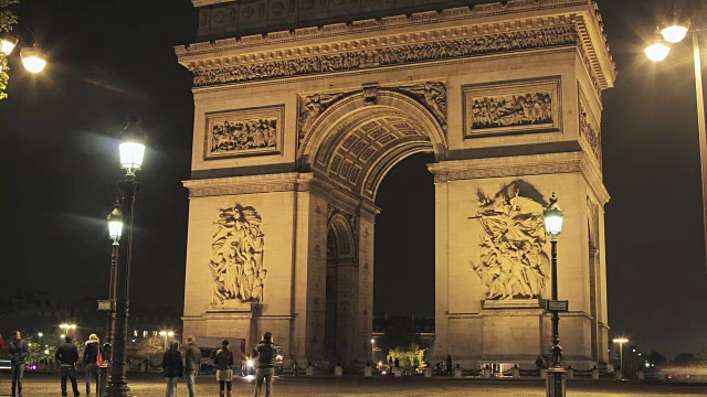 巴黎凯旋门:夜间延时，两个不同的角度视频下载