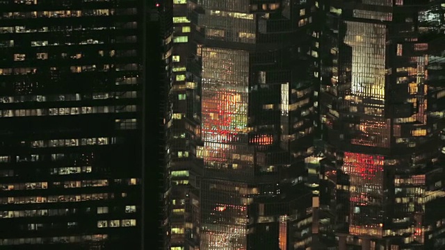 高城市密度-从香港太平山顶的摩天大楼窗户在晚上视频下载