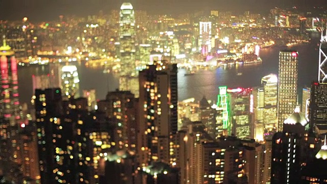 夜间从太平山顶拍摄横跨香港，用倾斜镜头拍摄视频下载