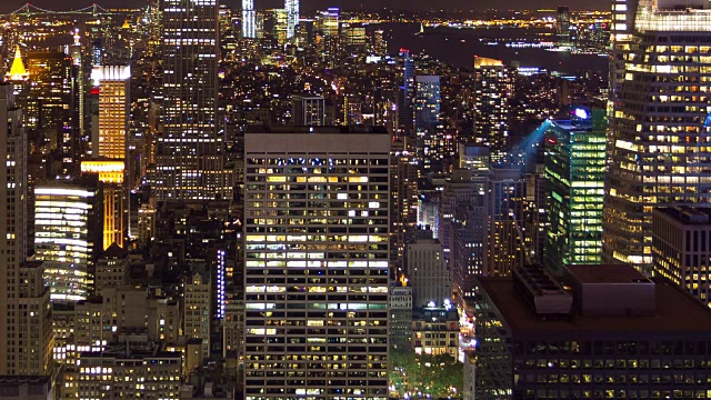 在大都市的摩天大楼在晚上，高角度的视图显示闪烁的灯光和交通视频下载