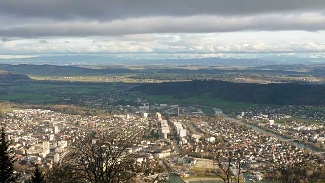 美丽的全景广角延时拍摄俯瞰贝尔/比安市，瑞士的钟表制造首都，有山脉和戏剧性的云视频下载