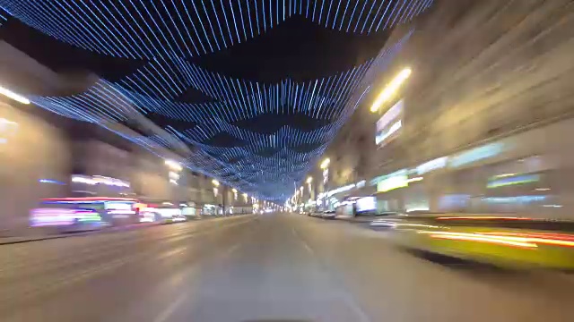 穿过莫斯科城市街道上的车流，时光流逝超速俄罗斯视频素材