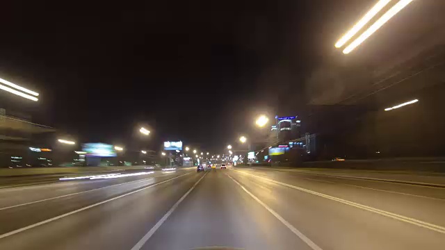 穿过莫斯科城市街道上的车流，时光流逝超速俄罗斯视频素材